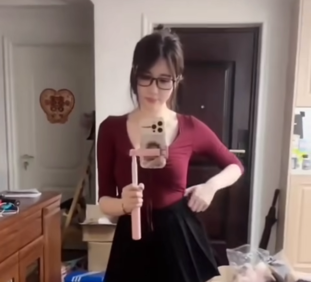 擦边起家“装正经”讲课?轩子巨2兔转型讲师,半夜偷偷在B站开播(图4) 擦边起家“装正经”讲课?轩子巨2兔转型讲师,半夜偷偷在B站开播(图4)