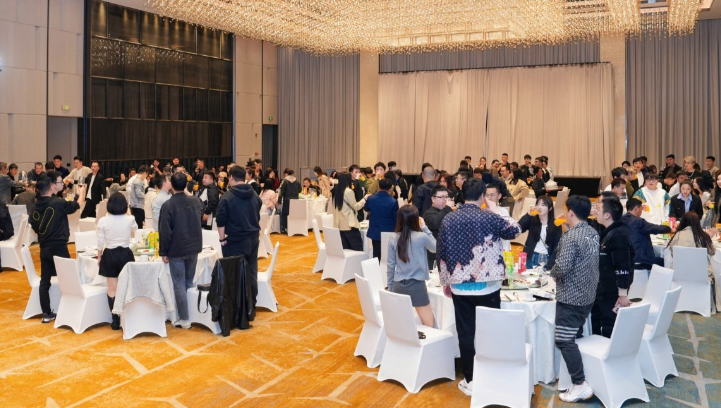 各公会抢主播模式开启,天晓率先响应YY新政策,电母星儿签约首秀(图1) 各公会抢主播模式开启,天晓率先响应YY新政策,电母星儿签约首秀(图1)
