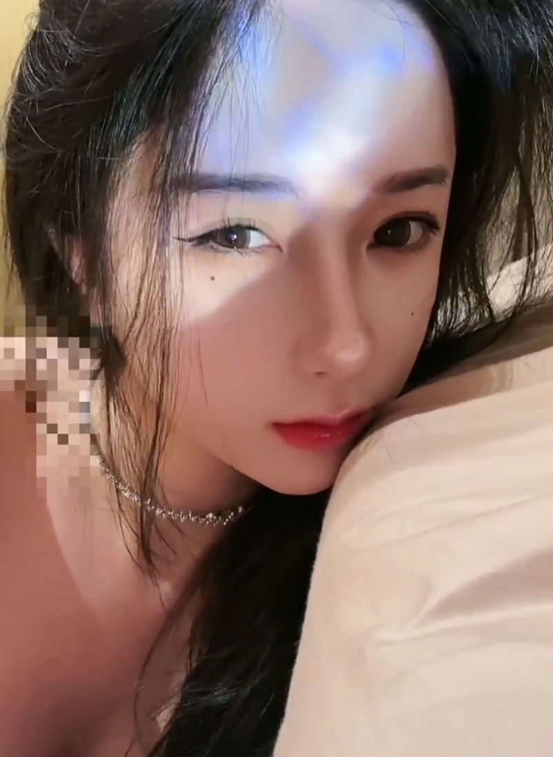 刘一手没给女孩买过包,只给董莹莹买包,文儿欢迎豆豆加入大家庭(图2) 刘一手没给女孩买过包,只给董莹莹买包,文儿欢迎豆豆加入大家庭(图2)
