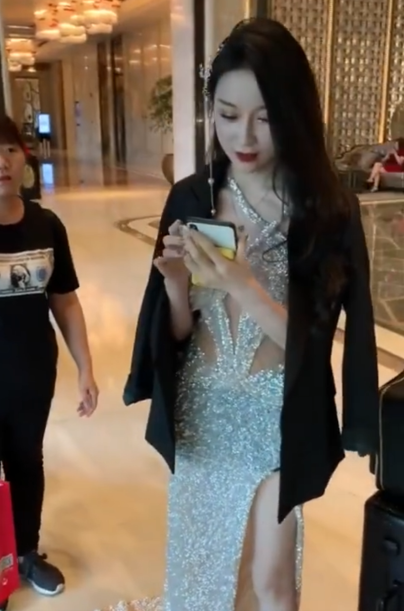 刘一手没给女孩买过包,只给董莹莹买包,文儿欢迎豆豆加入大家庭(图3) 刘一手没给女孩买过包,只给董莹莹买包,文儿欢迎豆豆加入大家庭(图3)