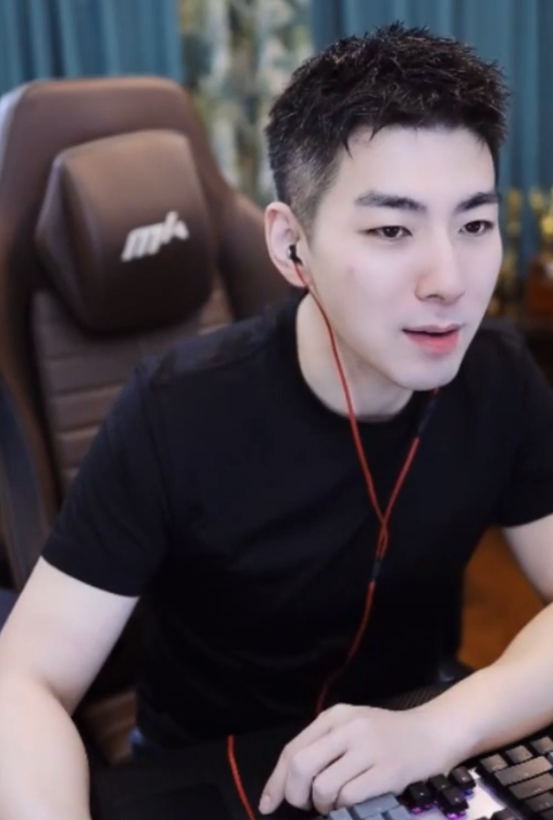 崔阿扎回应被催婚,得先有男朋友,木梳回应没结婚,会偷摸处个对象(图4) 崔阿扎回应被催婚,得先有男朋友,木梳回应没结婚,会偷摸处个对象(图4)