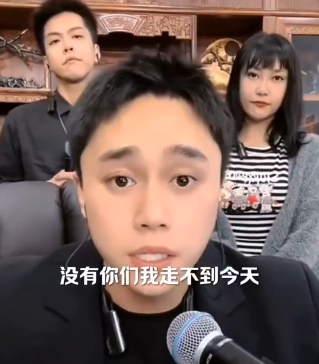 猫妹妹揭秘美白丸骗局,有用就没黑人了,刘二狗谈拥有时代的网红(图5) 猫妹妹揭秘美白丸骗局,有用就没黑人了,刘二狗谈拥有时代的网红(图5)