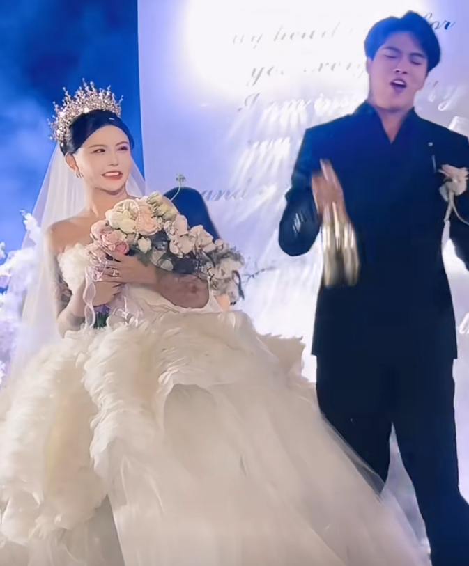 宋浩然兑现承诺买下婚房,韩安冉否认房子2000万,否认炒作买热搜(图1) 宋浩然兑现承诺买下婚房,韩安冉否认房子2000万,否认炒作买热搜(图1)