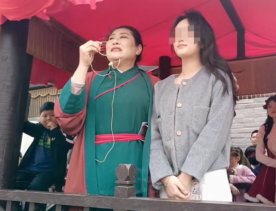 蹭流量被开封王婆赶下台?女网红遭受网暴回应,保留证据追究到底(图1) 蹭流量被开封王婆赶下台?女网红遭受网暴回应,保留证据追究到底(图1)