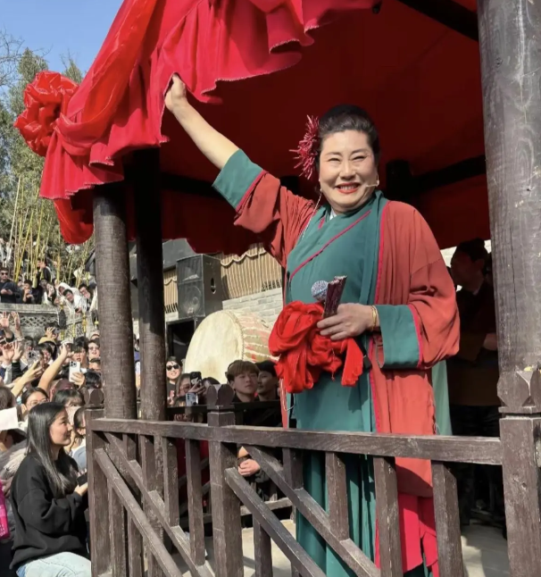 蹭流量被开封王婆赶下台?女网红遭受网暴回应,保留证据追究到底(图2) 蹭流量被开封王婆赶下台?女网红遭受网暴回应,保留证据追究到底(图2)