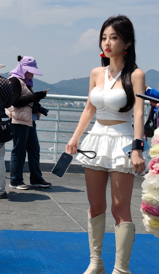 冯提莫晒泳装照“腰线”登上热搜？​玄律谈在YY的未来，肯定会有打算(图4)