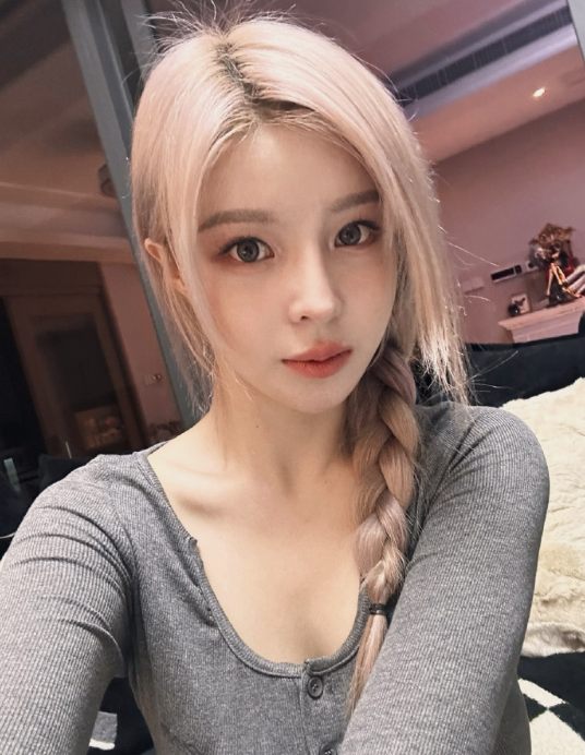 建议你还是把衣服穿上，苏恩闺蜜想要洗澡，担心窗户玻璃反光永封(图1)
