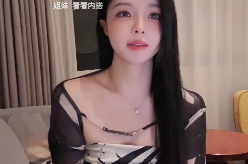 建议你还是把衣服穿上，苏恩闺蜜想要洗澡，担心窗户玻璃反光永封(图4)