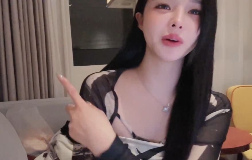 建议你还是把衣服穿上，苏恩闺蜜想要洗澡，担心窗户玻璃反光永封(图5)
