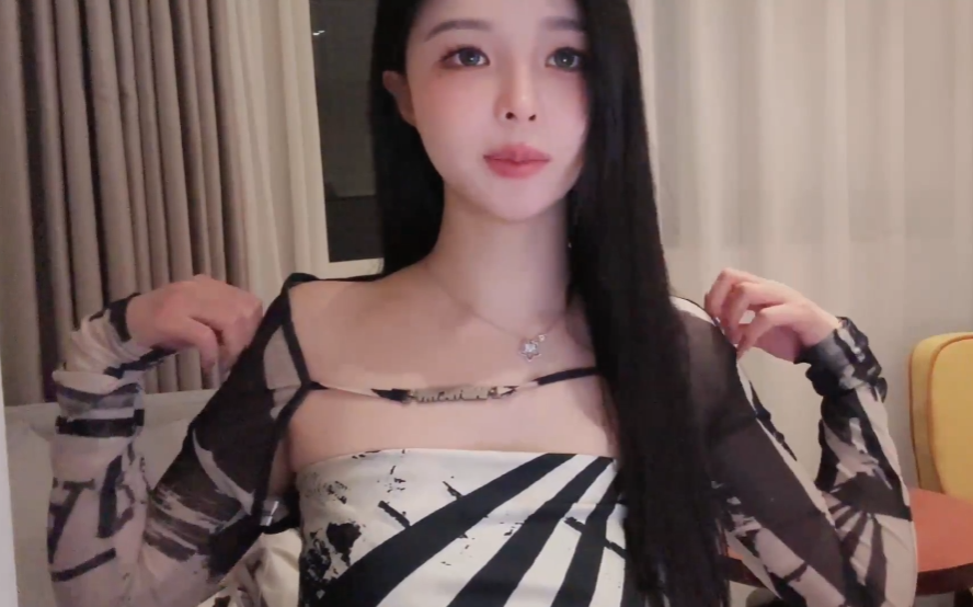 建议你还是把衣服穿上，苏恩闺蜜想要洗澡，担心窗户玻璃反光永封(图7)