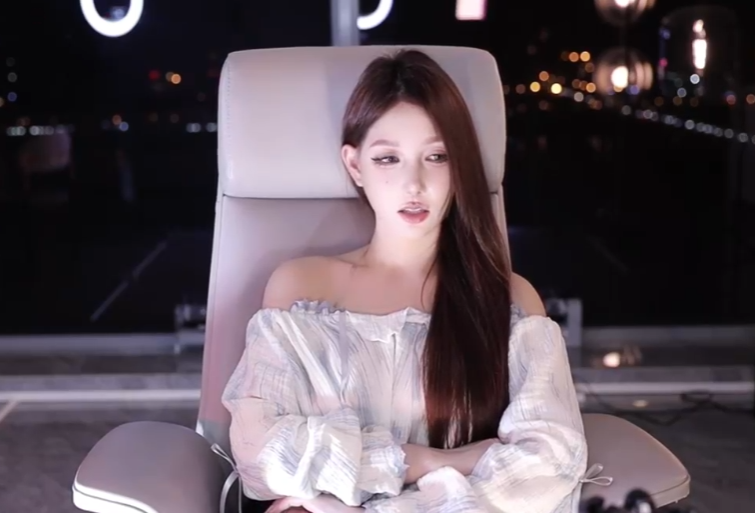 穿了4条裤子还扣我1分，米娜质疑超管针对，专门投屏看直播的吗(图2)