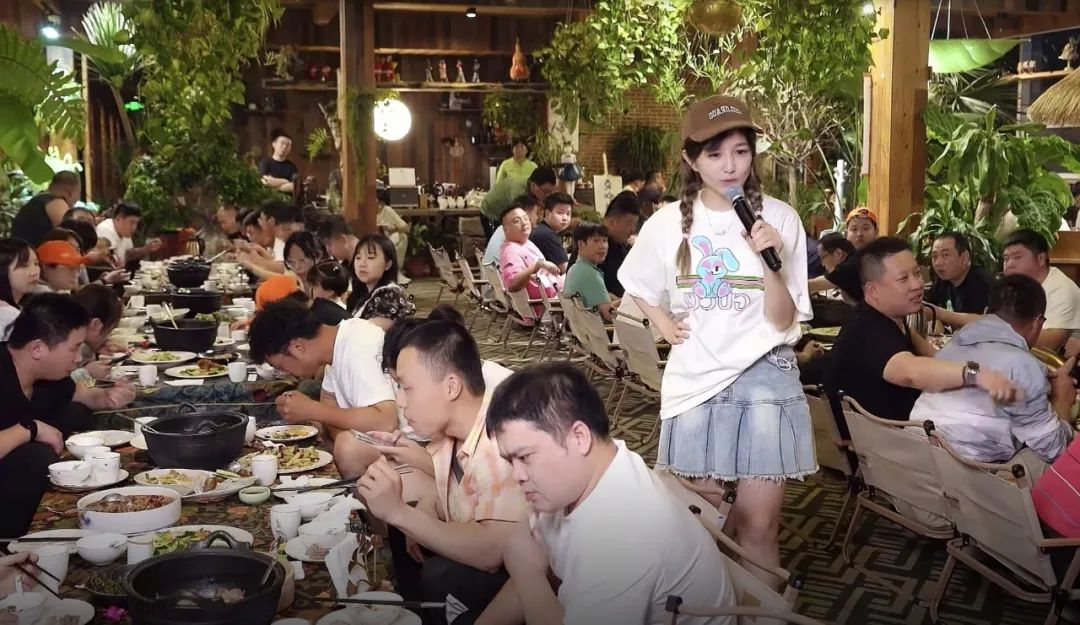 芮甜甜姐妹同框,承诺拉票给妹妹买车!文儿聚会地点公开,景色宜人(图4) 芮甜甜姐妹同框,承诺拉票给妹妹买车!文儿聚会地点公开,景色宜人(图4)