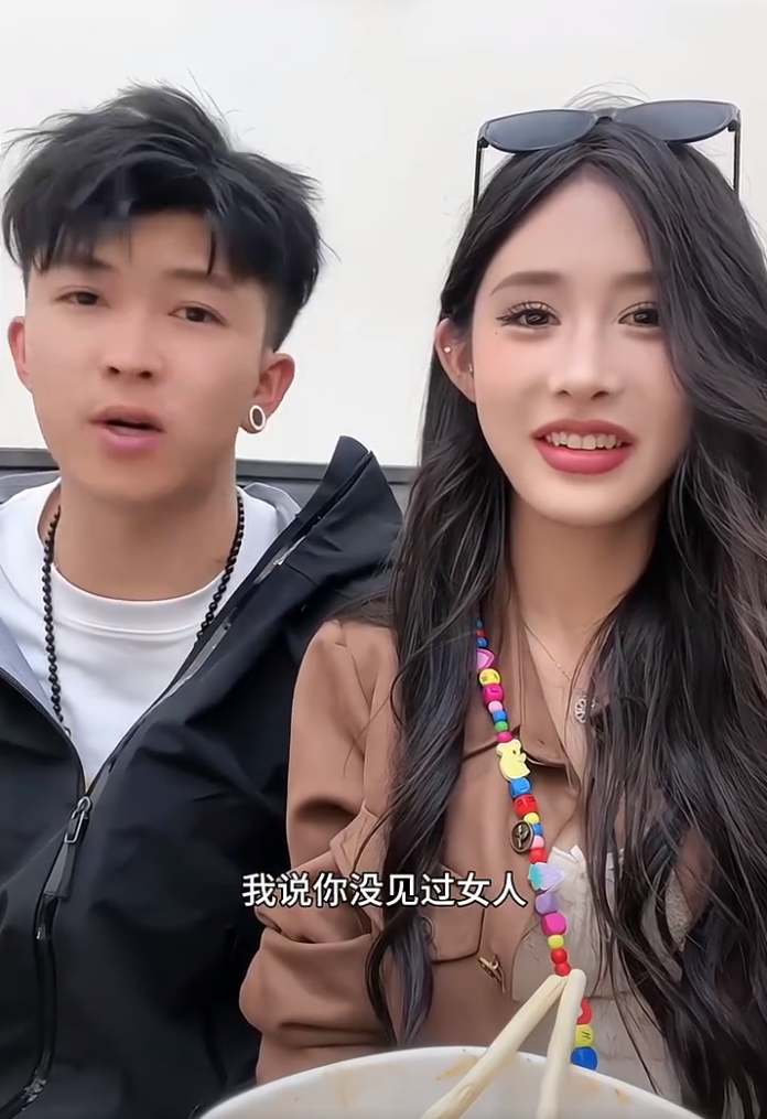 李嘉欣旅游被变态老头追着偷拍？浩南高度评价散打哥，但却看不懂他(图2)