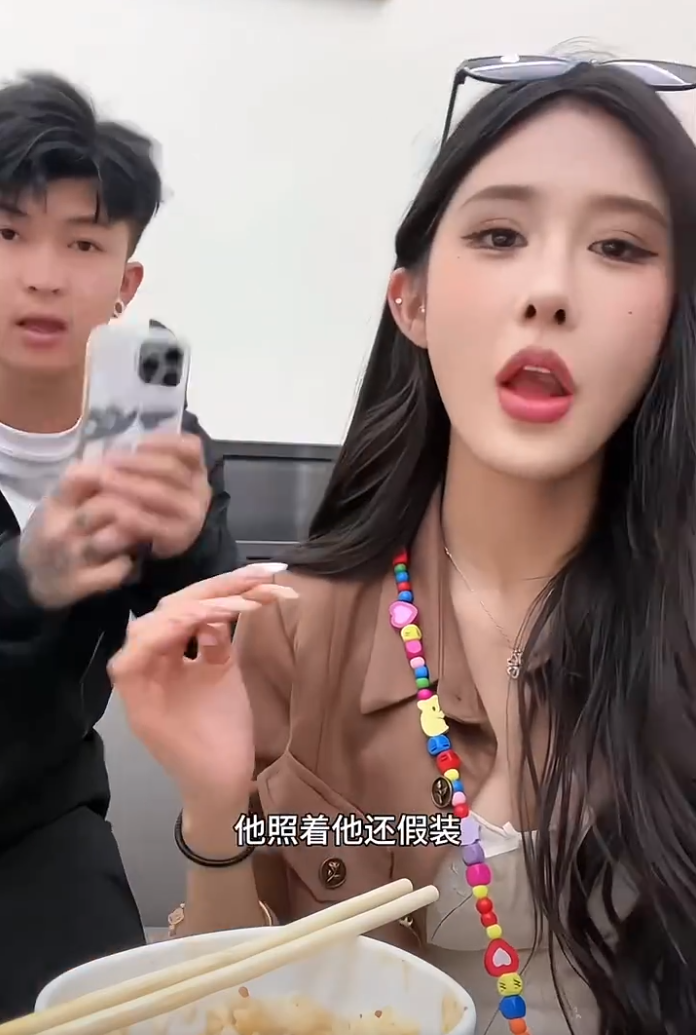 李嘉欣旅游被变态老头追着偷拍？浩南高度评价散打哥，但却看不懂他(图3)