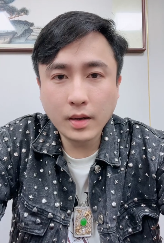 李嘉欣旅游被变态老头追着偷拍？浩南高度评价散打哥，但却看不懂他(图4)