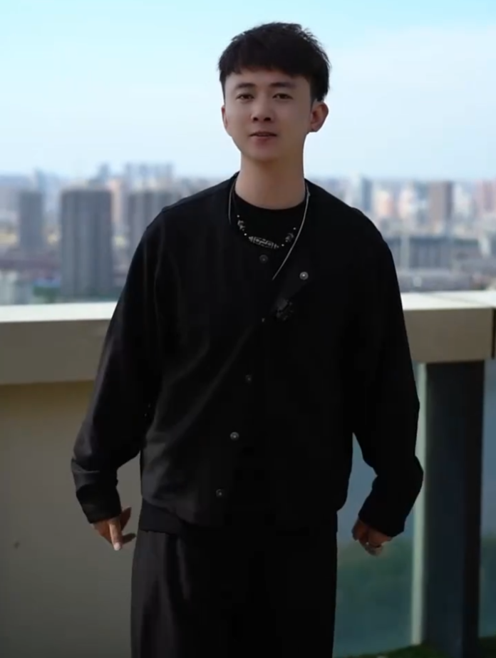 李嘉欣旅游被变态老头追着偷拍？浩南高度评价散打哥，但却看不懂他(图5)