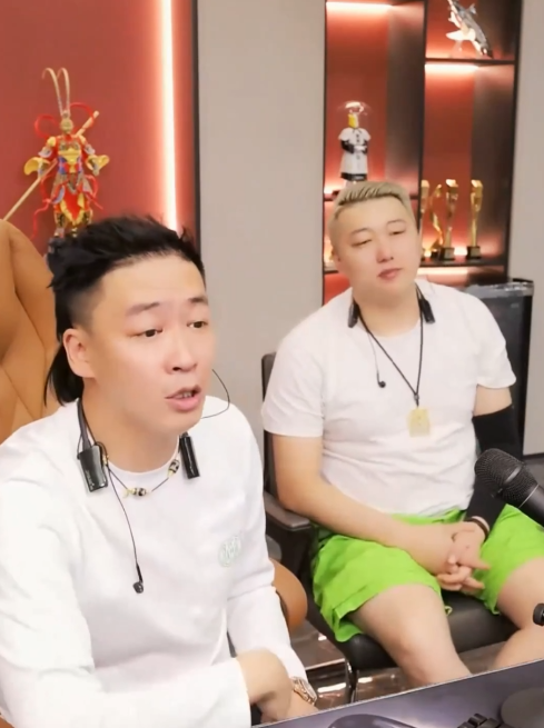 刘一手谈IR双子星,海川哥绝对是好大哥,QJY减肥身材变好疯狂买时装!(图1) 刘一手谈IR双子星,海川哥绝对是好大哥,QJY减肥身材变好疯狂买时装!(图1)