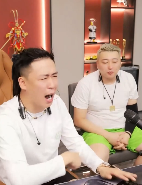 刘一手谈IR双子星,海川哥绝对是好大哥,QJY减肥身材变好疯狂买时装!(图2) 刘一手谈IR双子星,海川哥绝对是好大哥,QJY减肥身材变好疯狂买时装!(图2)