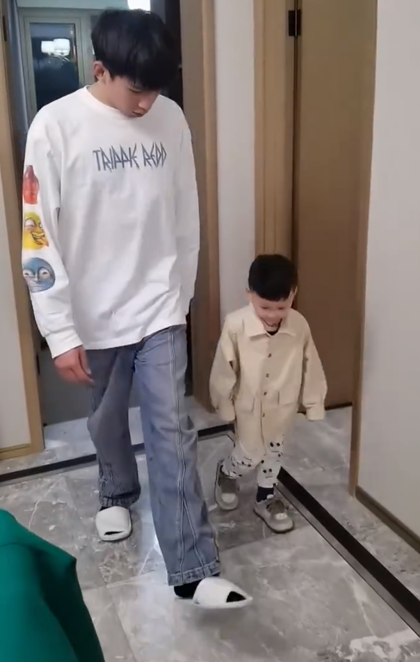 天佑儿子第一名考入国际学校，阿哲与YY最好协商，开辟童锦程一样的路(图1)