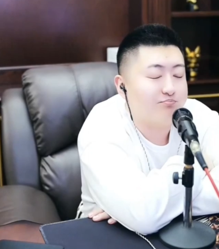 小洲致歉:兰梦莎0哥没有分手!小白龙拿9星头条,300万内纯吃?(图2) 小洲致歉:兰梦莎0哥没有分手!小白龙拿9星头条,300万内纯吃?(图2)