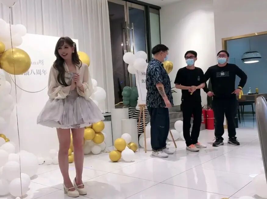 再穿“魔女耳环”战袍，米娜复播接连被警告，这撞衫撞得太形象了(图1)