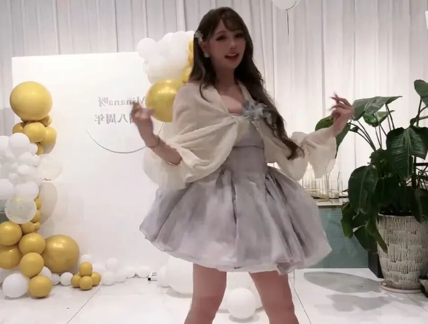 再穿“魔女耳环”战袍，米娜复播接连被警告，这撞衫撞得太形象了(图2)