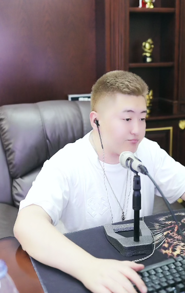 小洲自曝从未拿过签约费,在YY已无对手!担心大佛与女主播一层,佛嫂亲自规划(图2) 小洲自曝从未拿过签约费,在YY已无对手!担心大佛与女主播一层,佛嫂亲自规划(图2)
