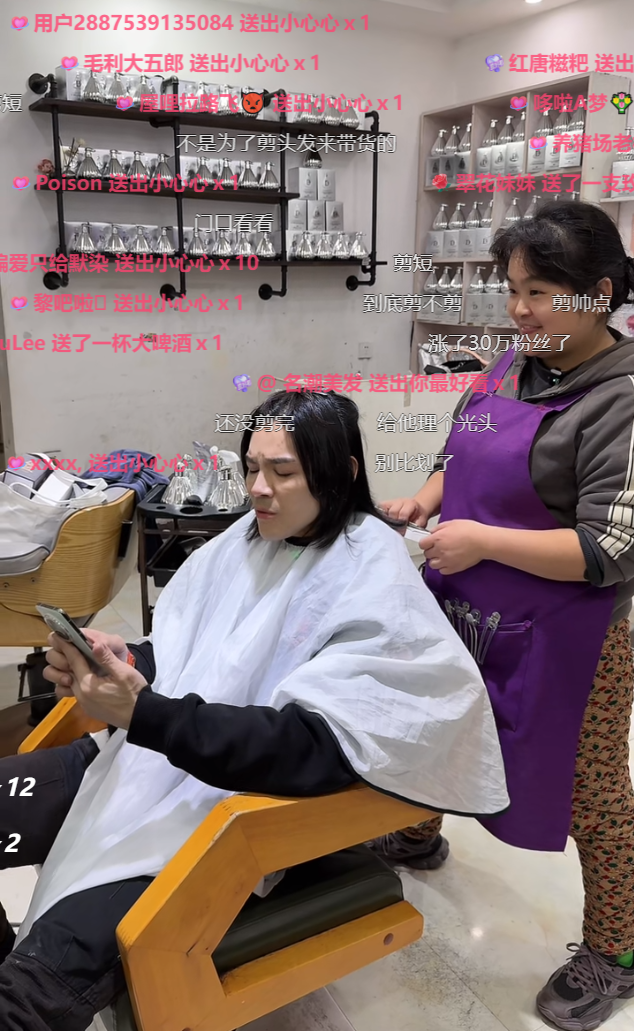向佐今晚找晓华理发，开心极了！天佑讲述见李四啥也没掏到(图4)