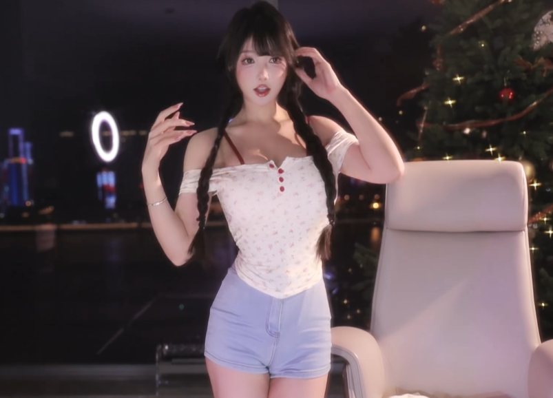 在斗鱼能穿得“好看”一点跳舞,米娜自曝合约内容,续约了12年?(图2) 在斗鱼能穿得“好看”一点跳舞,米娜自曝合约内容,续约了12年?(图2)
