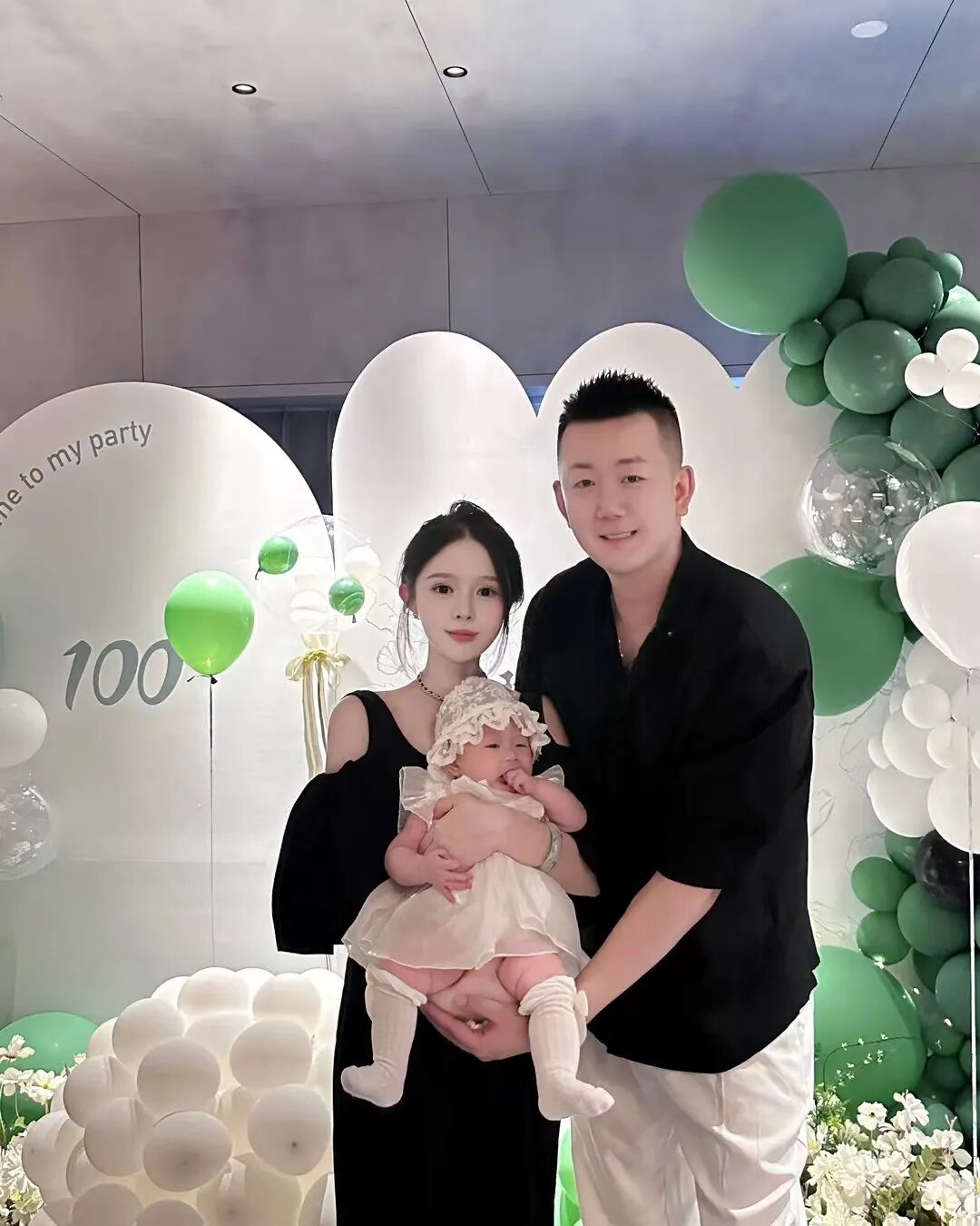 韩雅乐沈美嘉夫妻为女儿庆百日宴,思萌撕盈儿,在男友前没边界感!(图2) 韩雅乐沈美嘉夫妻为女儿庆百日宴,思萌撕盈儿,在男友前没边界感!(图2)