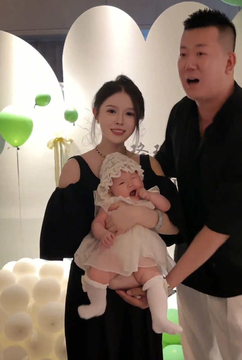 韩雅乐沈美嘉夫妻为女儿庆百日宴,思萌撕盈儿,在男友前没边界感!(图4) 韩雅乐沈美嘉夫妻为女儿庆百日宴,思萌撕盈儿,在男友前没边界感!(图4)