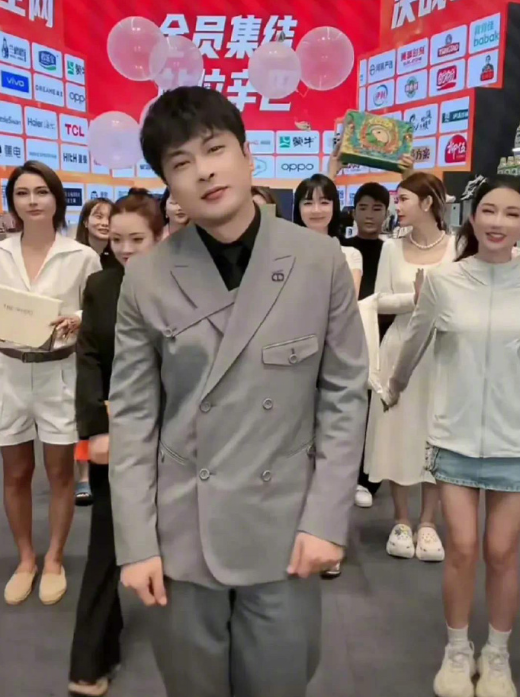 辛巴自曝某音10位数挖过自己!婉拒平台出山,蛋蛋替师出征!(图5) 辛巴自曝某音10位数挖过自己!婉拒平台出山,蛋蛋替师出征!(图5)