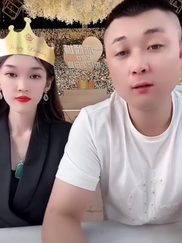 太原老葛嘲讽某人,拿感情炒作太恶心,允恩庆幸没有纹身,唯一干的不蠢的事(图2) 太原老葛嘲讽某人,拿感情炒作太恶心,允恩庆幸没有纹身,唯一干的不蠢的事(图2)
