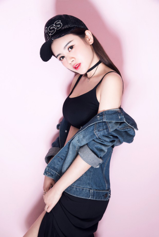 yy流鼻血！美女主播雪儿大尺度照片曝光！第7张