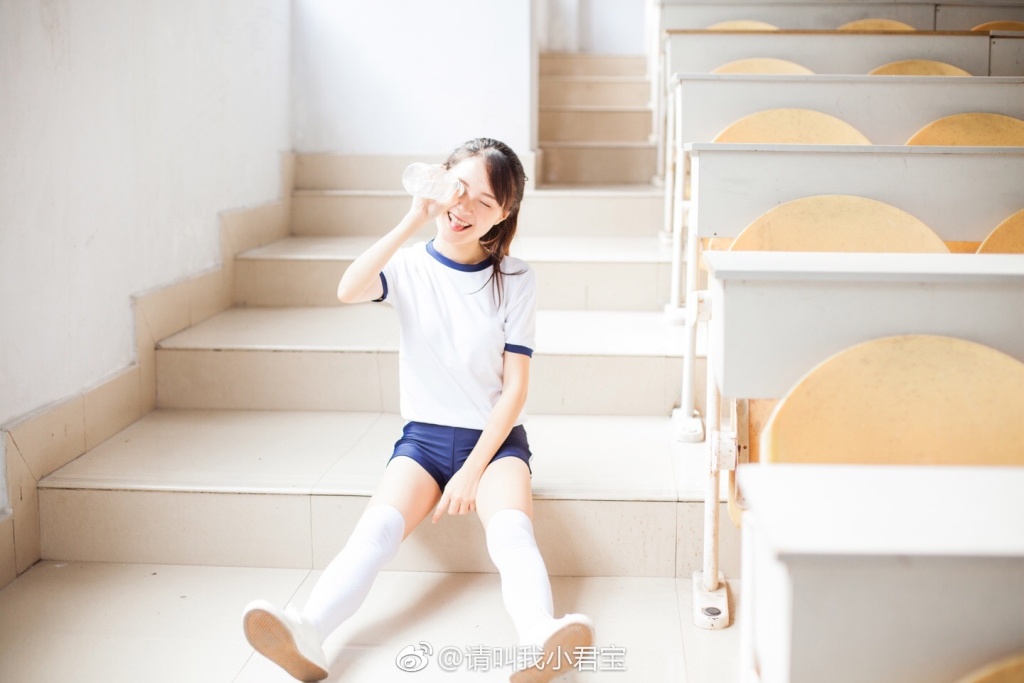 yy直播平台大衣哥徒弟小君宝私房照第4张