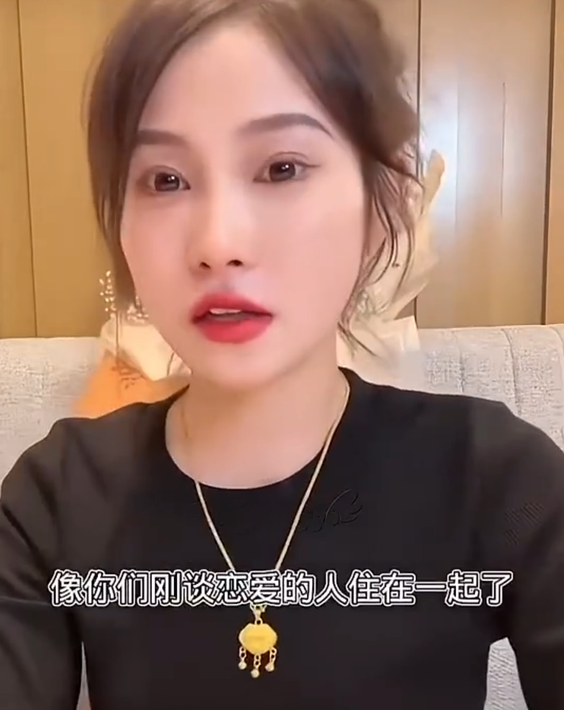 桂哥:一个人睡觉滋味很难受!背后大姐自曝曾被狂飙兄弟家暴,有证据!(图1) 桂哥:一个人睡觉滋味很难受!背后大姐自曝曾被狂飙兄弟家暴,有证据!(图1)