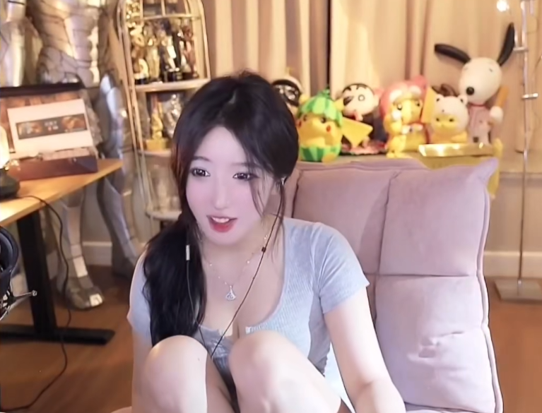 我哪有不雅内容了?呆妹儿爆斗鱼集体涨工资,直播健身遭多次违规(图2) 我哪有不雅内容了?呆妹儿爆斗鱼集体涨工资,直播健身遭多次违规(图2)