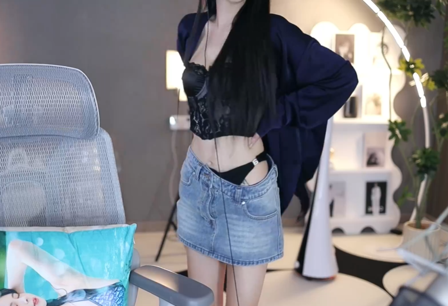苏恩复播展示“潮流”裙子,好身材小蛮腰尽显,透露仍会留在斗鱼(图5) 苏恩复播展示“潮流”裙子,好身材小蛮腰尽显,透露仍会留在斗鱼(图5)
