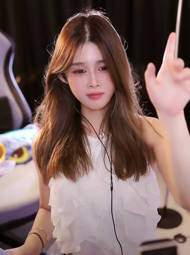 女主播公布奔现标准,得是“高富帅”的大哥,自曝收入不如在斗鱼(图2) 女主播公布奔现标准,得是“高富帅”的大哥,自曝收入不如在斗鱼(图2)