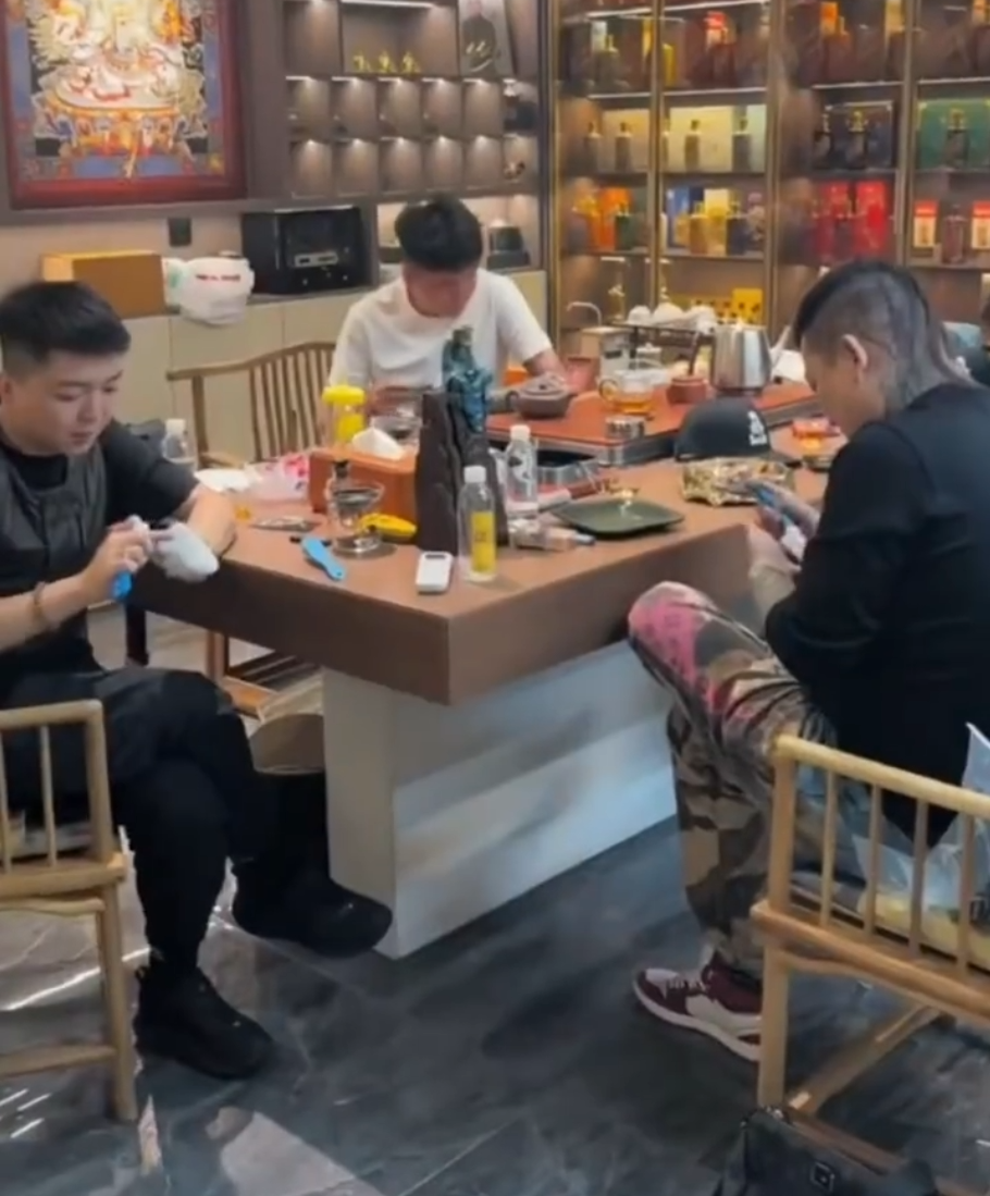 王某人说天佑情商低,再次被封是有人眼红,王小源回归巴扎黑送问界M9(图2) 王某人说天佑情商低,再次被封是有人眼红,王小源回归巴扎黑送问界M9(图2)