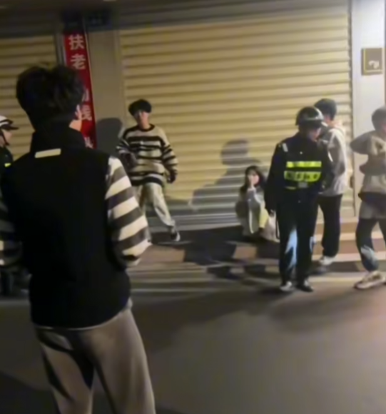 她绿我凭什么?纯爱战士老白丫应声倒地,千里突击女友当街痛哭(图2) 她绿我凭什么?纯爱战士老白丫应声倒地,千里突击女友当街痛哭(图2)