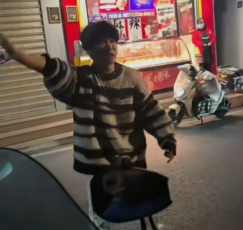 她绿我凭什么?纯爱战士老白丫应声倒地,千里突击女友当街痛哭(图3) 她绿我凭什么?纯爱战士老白丫应声倒地,千里突击女友当街痛哭(图3)