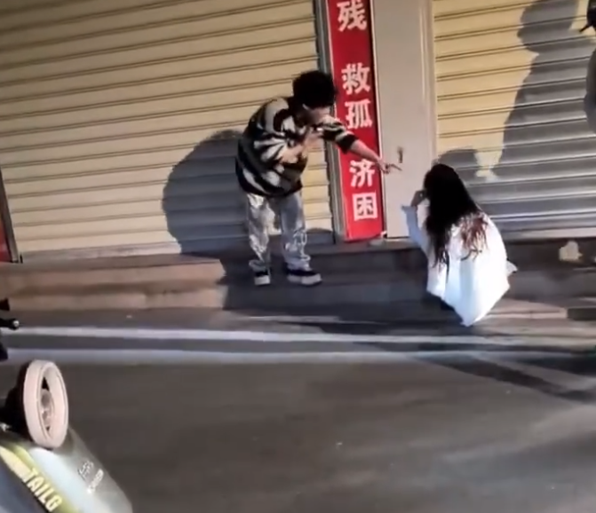 她绿我凭什么?纯爱战士老白丫应声倒地,千里突击女友当街痛哭(图5) 她绿我凭什么?纯爱战士老白丫应声倒地,千里突击女友当街痛哭(图5)