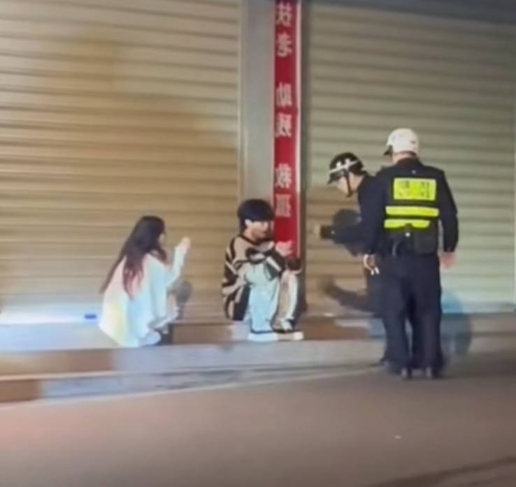 她绿我凭什么?纯爱战士老白丫应声倒地,千里突击女友当街痛哭(图6) 她绿我凭什么?纯爱战士老白丫应声倒地,千里突击女友当街痛哭(图6)