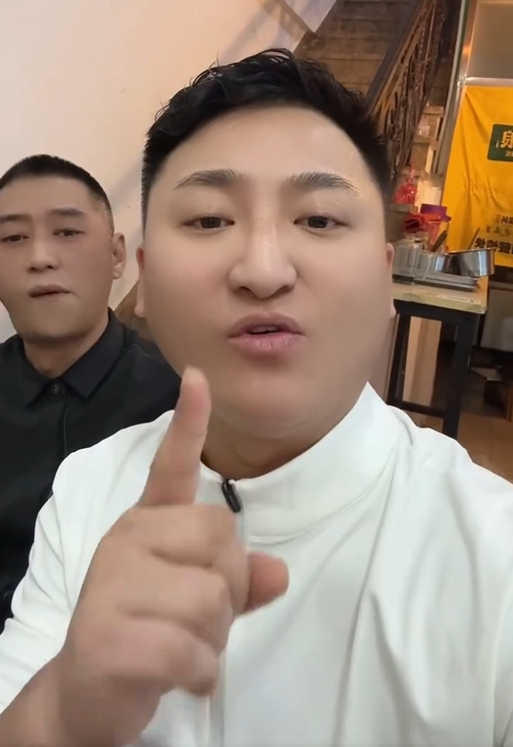 又给人“跪下”了,方丈吐槽铁岭小辉打过胜仗!白小白澄清已捐款,但不会说金额!(图1) 又给人“跪下”了,方丈吐槽铁岭小辉打过胜仗!白小白澄清已捐款,但不会说金额!(图1)