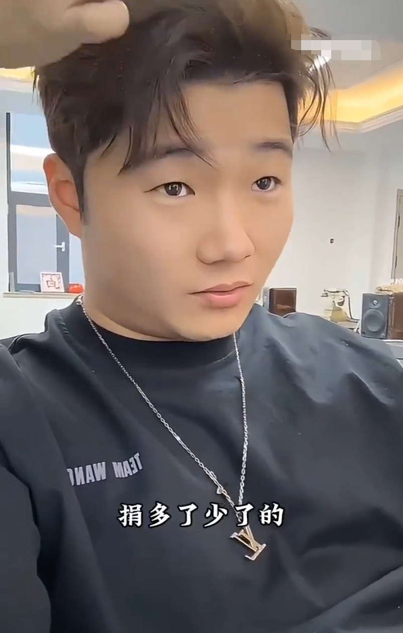 又给人“跪下”了,方丈吐槽铁岭小辉打过胜仗!白小白澄清已捐款,但不会说金额!(图5) 又给人“跪下”了,方丈吐槽铁岭小辉打过胜仗!白小白澄清已捐款,但不会说金额!(图5)