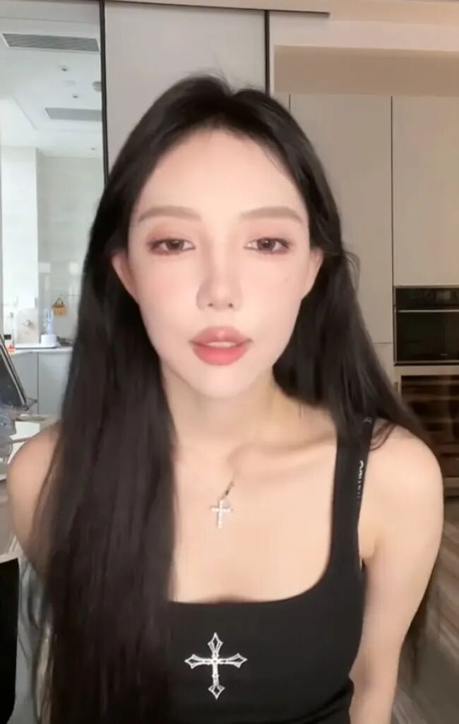 美女主播大胆素颜出镜,王指导秒变“王姨”,化妆后变成另一个人(图4) 美女主播大胆素颜出镜,王指导秒变“王姨”,化妆后变成另一个人(图4)