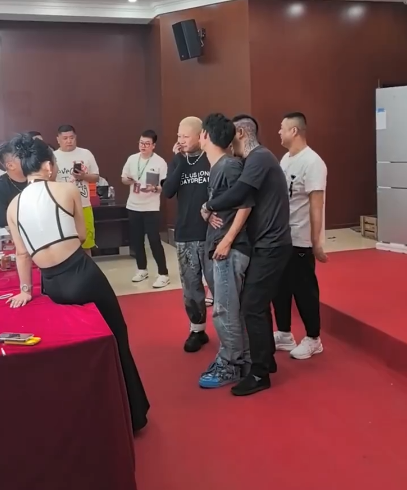 到场网红最全!天津李四活动为争口气,阿哲在抖音拒签八卦主播?(图3) 到场网红最全!天津李四活动为争口气,阿哲在抖音拒签八卦主播?(图3)