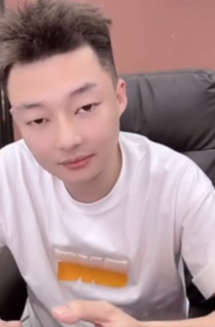 辛巴与宇文泡“分手”,拉黑好友?让其屏蔽818,这是最后的尊重(图4) 辛巴与宇文泡“分手”,拉黑好友?让其屏蔽818,这是最后的尊重(图4)