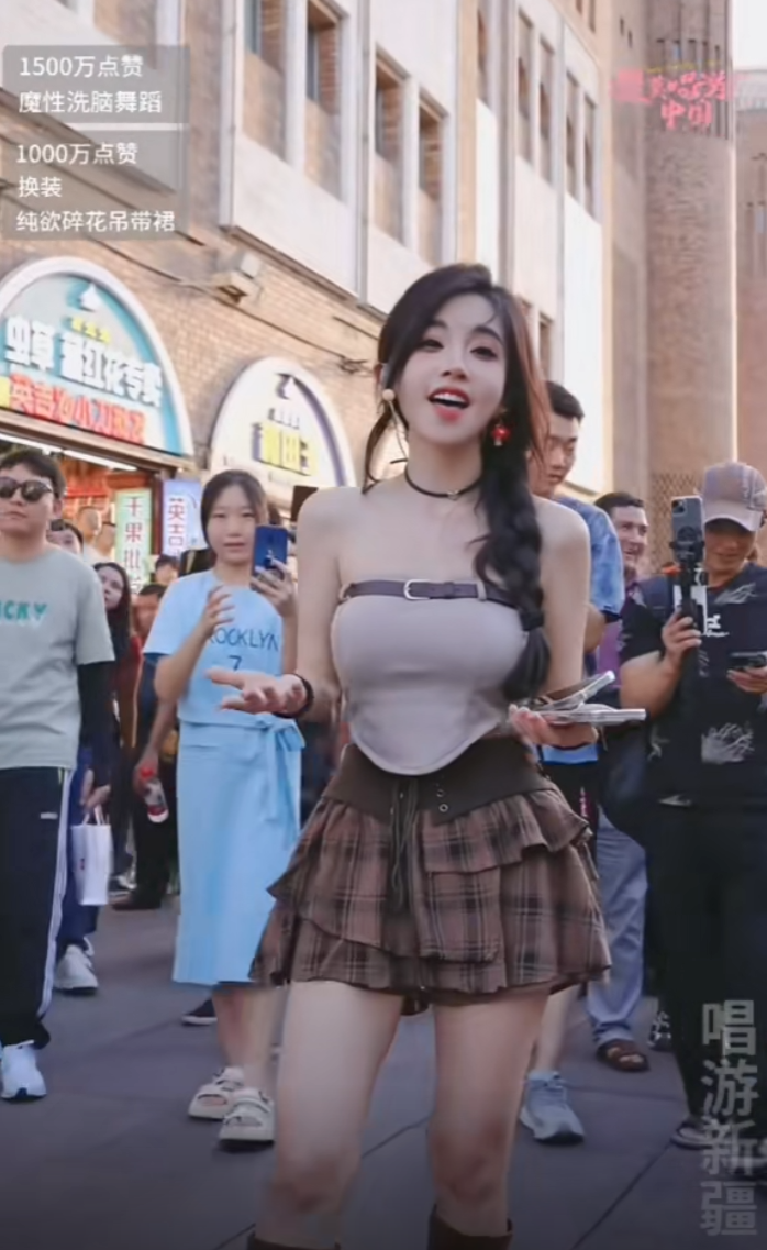 裙子拉链坏了换装失败,冯提莫换装秀缺乏新意,遭吐槽故意骗人气(图5) 裙子拉链坏了换装失败,冯提莫换装秀缺乏新意,遭吐槽故意骗人气(图5)